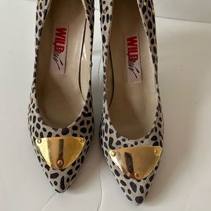 Wild pair shoes with bage suede and brown spot